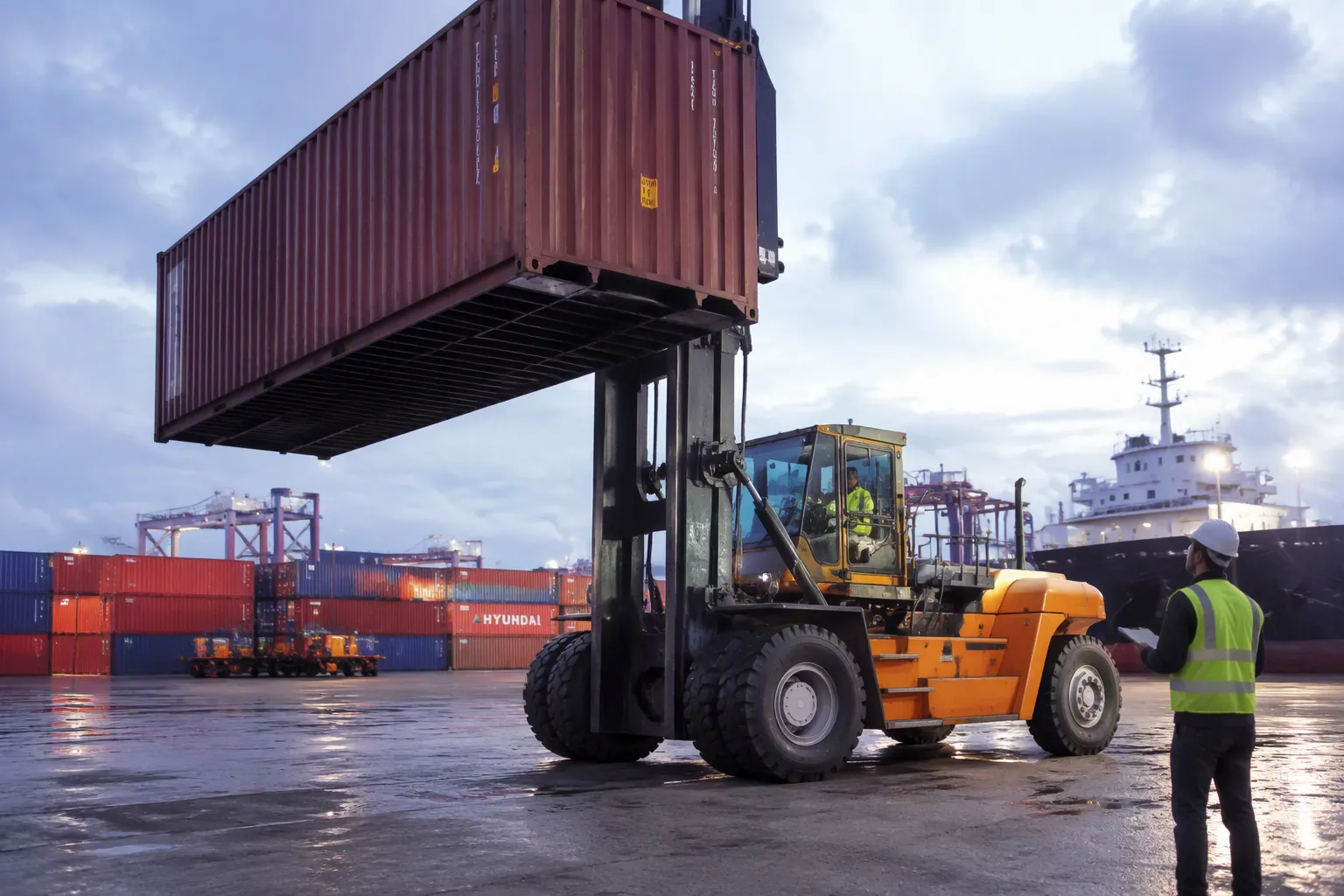 Liman ve Maden İşletmeleri İçin Büyük Kapasiteli Dizel Forklift Nasıl Seçilir?