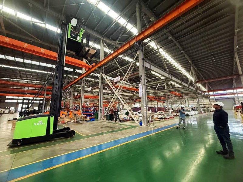 Elektrikli VNA Forkliftlerinin Yükselişi: Depo Verimliliğinde Devrim