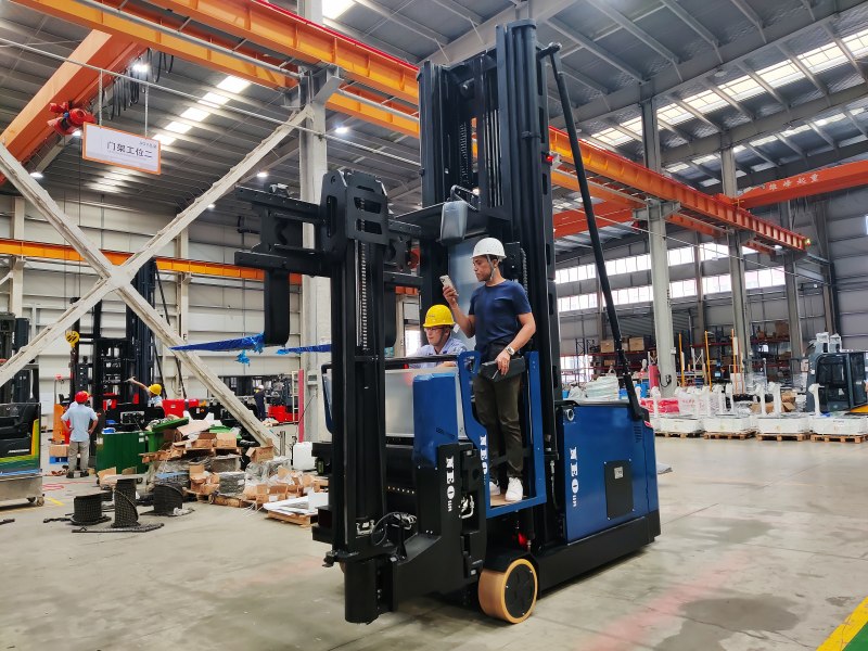 Orta Doğu Lojistik Devi, NEOlift'in Gelişmiş VNA Forkliftleriyle Verimliliği Artırıyor