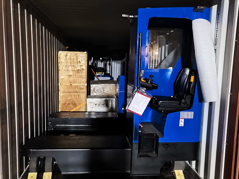 NEO FORKLIFT, 4 Tonluk Elektrikli Çok Yönlü Forkliftini İngiltere'deki Lojistik Müşterisine Gönderdi